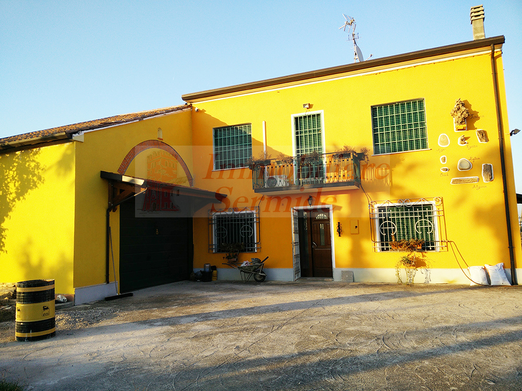 Casa Indipendente su due livelli con ampio giardino, area barbecue e fienile/rustico annesso