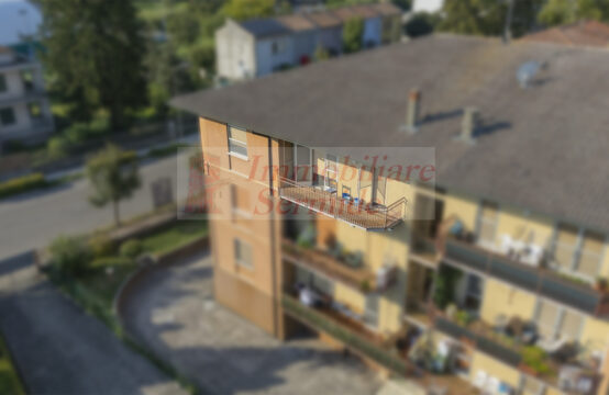 Appartamento luminoso all&#8217;ultimo piano con balcone e garage privato