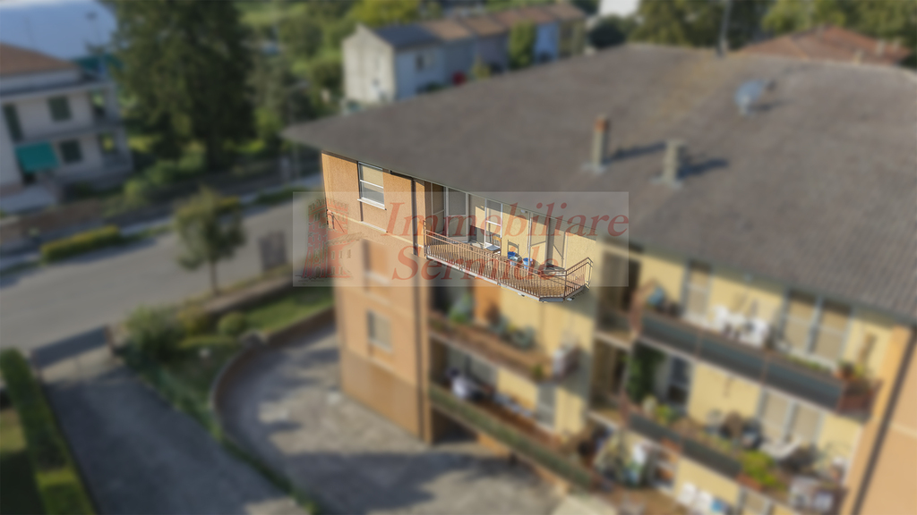 Appartamento luminoso all&#8217;ultimo piano con balcone e garage privato