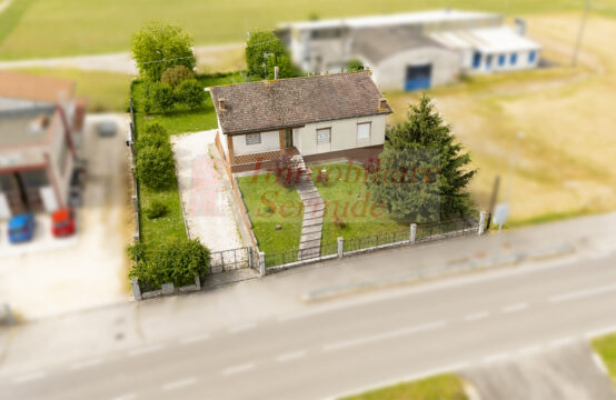 Villa Indipendente con Ampio Giardino e Locali Accessori