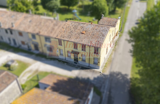 Ampia Bifamiliare di Testa con Cortile Privato e Grandi Rustici Annessi