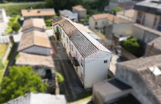 Intera Proprietà Terracielo da Ristrutturare: Abitazione, Grande Magazzino/Laboratorio e Cortile Privato