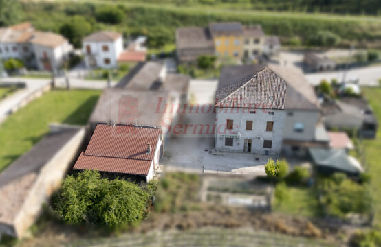 Casa Bifamiliare con Rustico Annesso ed Area Cortiliva