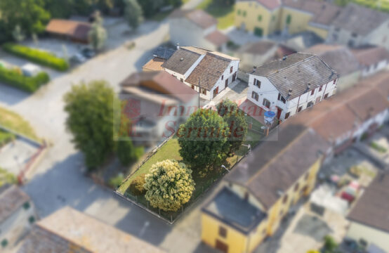 Ampio Complesso Immobiliare Indipendente con Corte Privata, Giardino e Rustici