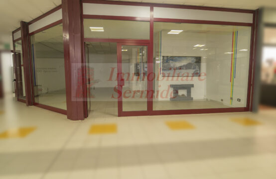 Spazioso Open Space Angolare con Ampie Vetrine