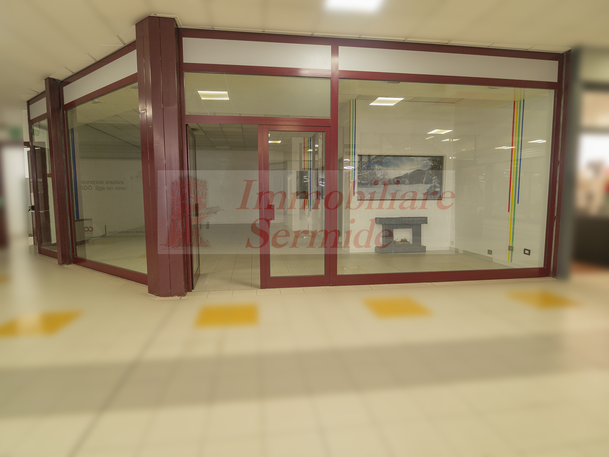 Spazioso Open Space Angolare con Ampie Vetrine