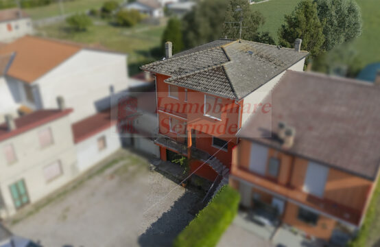 Ampia casa a schiera con garage motorizzato e giardino privato