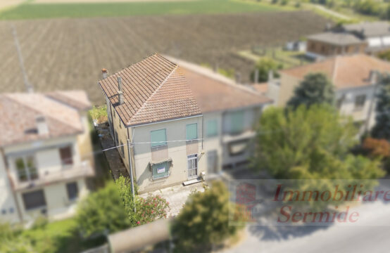 Porzione di Casa Bifamiliare con Garage e Ampi Spazi